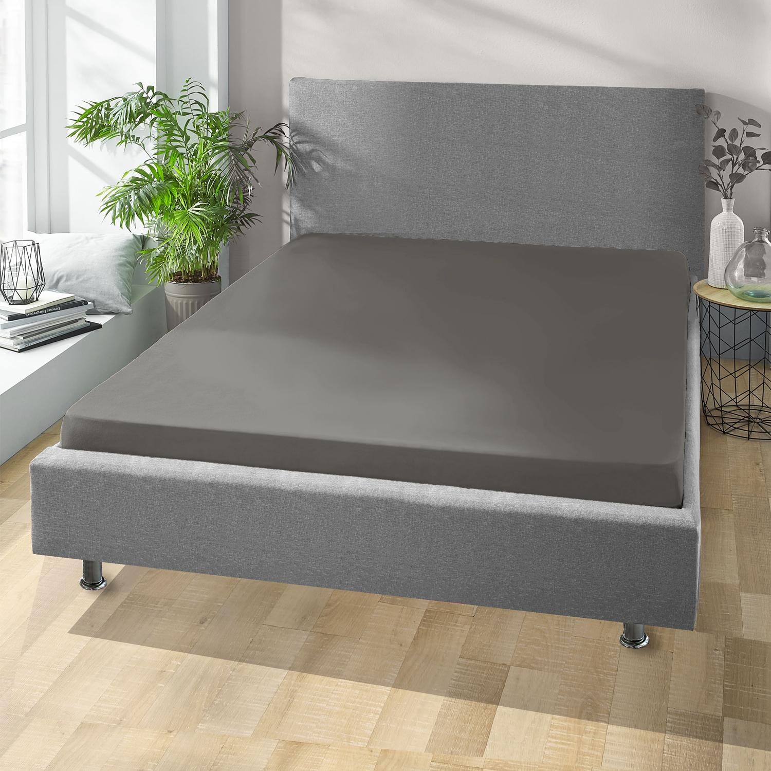 4 szt. bawełnianych prześcieradeł z gumką Castell w kolorze ciemnego taupe, wymiary 90 x 190 – 100 x 200 cm