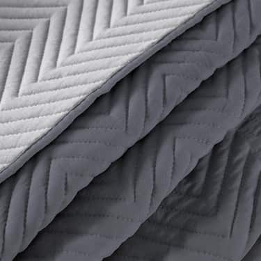 200 x 220 cm överkast tillverkat av 100% mikrofibertyg som andas