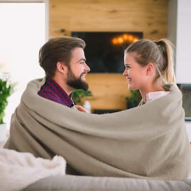 Colchón viscoelástico de 7 zonas Sleezzz Smart 90 x 200 cm, altura 18 cm, nivel de firmeza H3 con espuma con memoria de aire + manta acogedora Sleezzz® Smart 140 x 200 cm