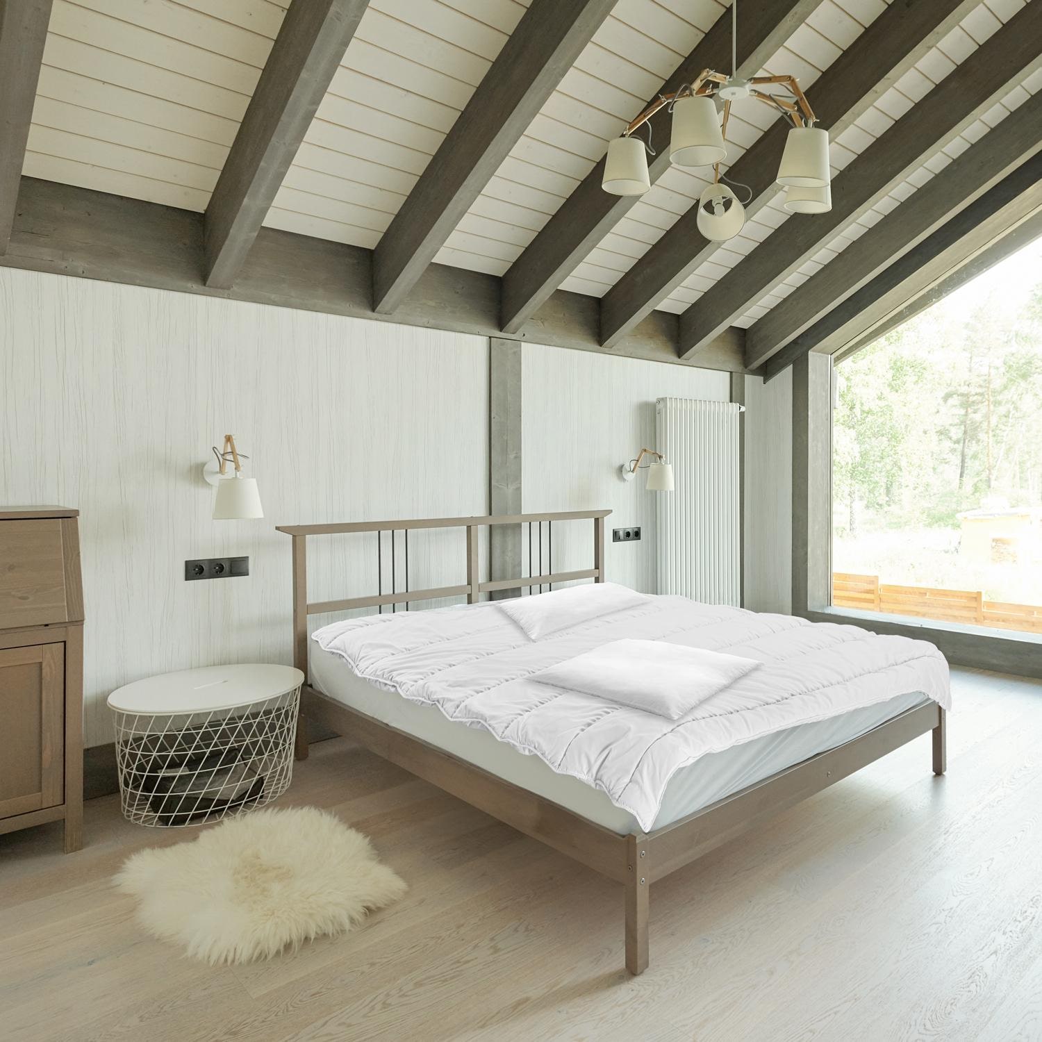 V ložnici – Dvojité balení polštářů z mikrovlákna CloudComfort Basic 80 x 80 cm