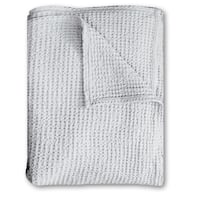 Přehoz na postel z lehkého polybavlněného materiálu waffle piqué o rozměrech 140 x 200 cm ve světle šedé barvě