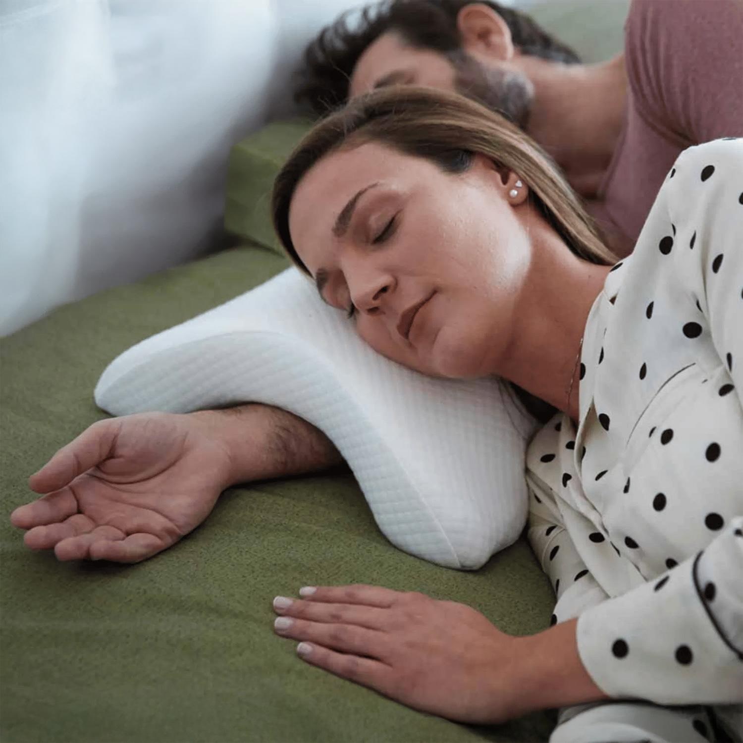 Arm cushion for side sleepers 26 x 30 x 12 cm with cooling effect cover