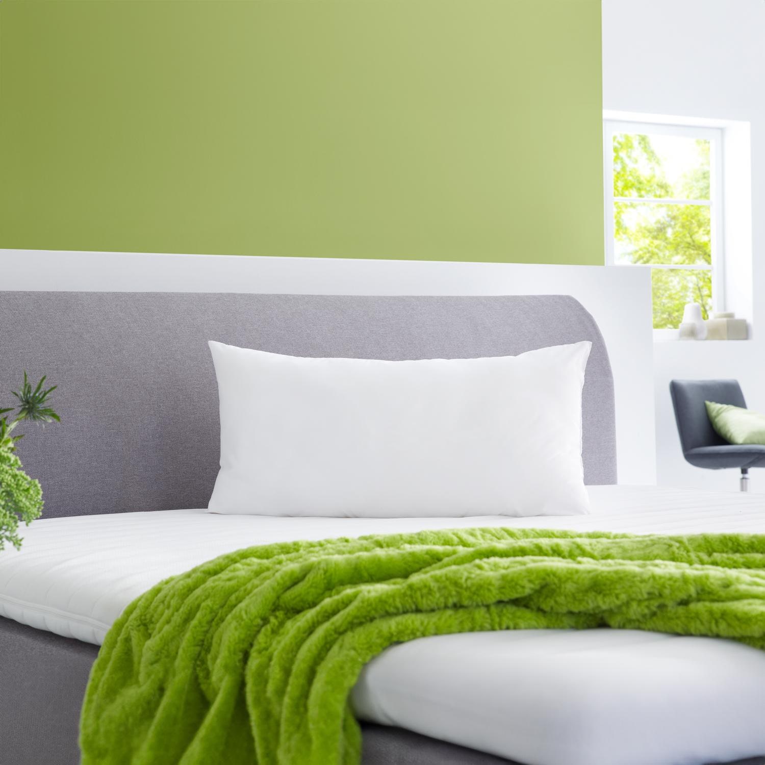 V ložnici – Sada 10 polštářů z mikrovlákna CloudComfort Basic 40 x 80 cm
