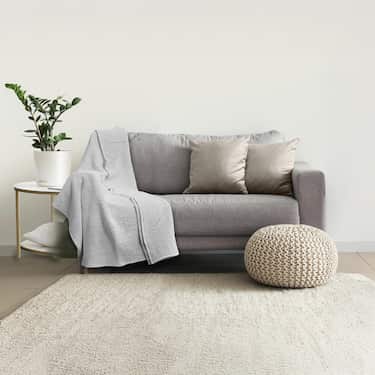 Přehoz na postel z lehkého polybavlněného materiálu waffle piqué o rozměrech 140 x 200 cm ve světle šedé barvě