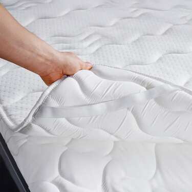 Topper de espuma de confort de 2,5 cm Sleezzz® Basic 180 x 200 cm con acolchado ondulado de 7 zonas y gomas en las esquinas