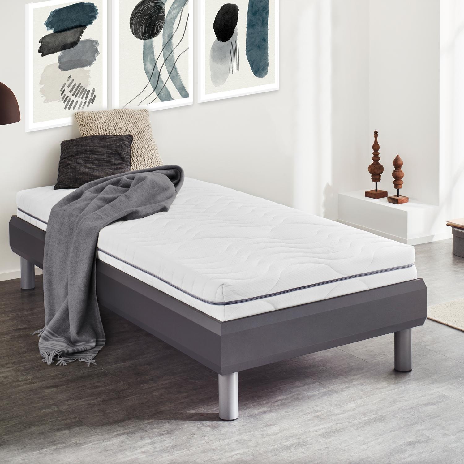 In the bedroom – Sleezzz® Smart mattress 90x200 cm + CloudComfort Basic microfiber pillow 40 x 80 cm