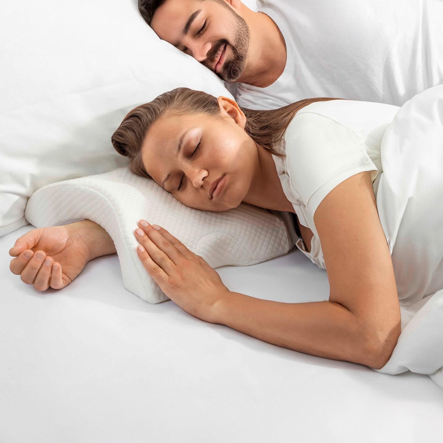 In the bedroom – Arm cushion for side sleepers 26 x 30 x 12 cm