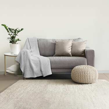 140 x 200 cm överkast i våffelpiqué lättviktspolycotton i färgen ljusgrå